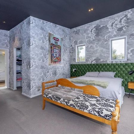 Hotel Upstairs Relaxing Loft Albert Town Exterior foto